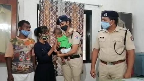 RPF च्या जवानांमुळे ६ महिन्यांच्या चिमुकलीची झाली पालकांशी भेट!