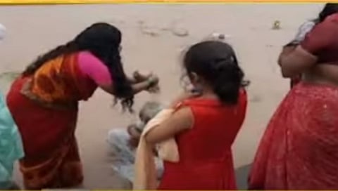 ऐन पुरात अंधश्रद्धेचा बाजार! जीव धोक्यात घालून अट्टहास (पहा व्हिडीओ)