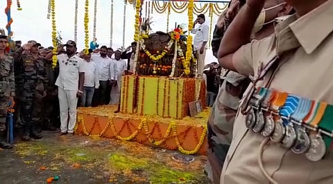 गुंजला निलेश महाजन अमर रहेचा नारा..शहीद ज़वानावर सोनगिर येथे अंत्यसंस्कार