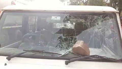 तिकिट न मिळाल्‍याने नाराज उमेदवाराकडून पदाधिकाऱ्यांच्या गाडीवर दगडफेक