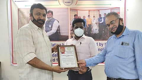 मलंगगड येथे १०० ड्रम केमिकल पकडून देणाऱ्या युवकाचा सन्मान