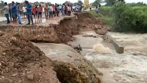 गडचिरोली-हैद्राबाद राष्ट्रीय महामार्गाजवळील गोविंदपूर येथील पर्यायी रस्ता गेला वाहून