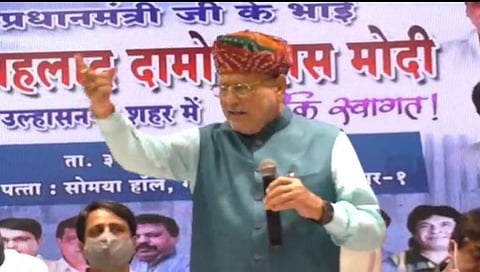 नरेंद्र मोदी यांना चहा विक्रेता म्हणण्याऐवजी चहा विक्रेत्याचा मुलगा म्हटले पाहिजे- प्रल्हाद मोदी