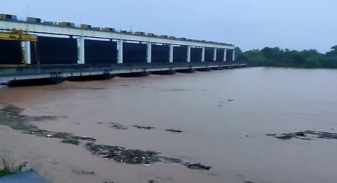 टेंभू जलसिंजन प्रकल्पाच्या पुलाला टेकले पुराचे पाणी