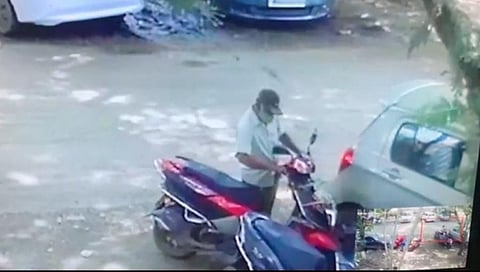 जिमखाना येथील दुचाकी घेऊन चोरटा झाला पसार, घटना सीसीटीव्ही मध्ये कैद