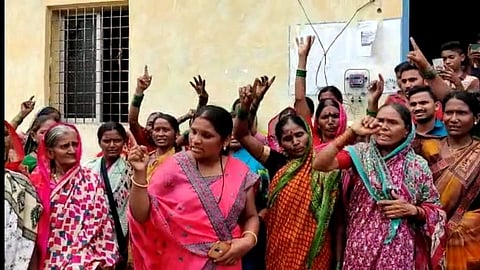नांदेडमध्ये संतापलेल्या रणरागिणींकडून अवैध दारूचे  25 अड्डे उद्ध्वस्त 