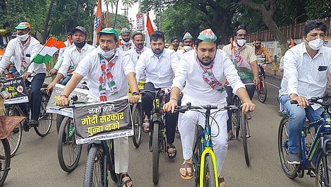 इंधन दरवाढ, जीवनावश्‍यक वस्तुंच्या महागाई विरोधात काँग्रेसची सायकल रॅली