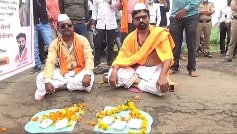 रस्ता दुरुस्तीसाठी मनसेच्या वतीनं श्राद्ध घालून आंदोलन