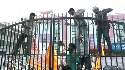 घरकुलासाठी महापालिकेच्या प्रवेश द्वाराचे कुलूप फोडून मोर्चेकरांचा हल्लाबोल