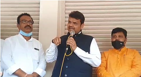 पूरग्रस्तांना अधिकच्या मदतीसाठी सरकारवर दबाव आणू - फडणवीस 