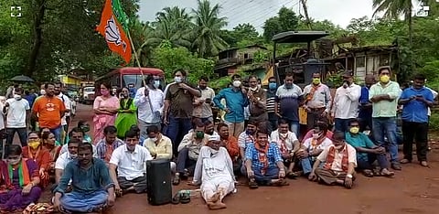 'उद्धवा अजब तुझे सरकार' गाणं गात सरकारचा निषेध!