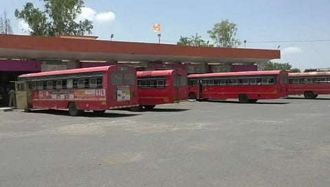 एसटी बसेसच्या असंख्य फेऱ्या इंधन अभावी रद्द; प्रवाशांची हेळसांड 