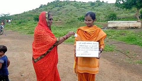 कर्जमुक्त झालेल्या महिला शेतकऱ्यांनी पूरग्रस्तांसाठी पाठविली मदत