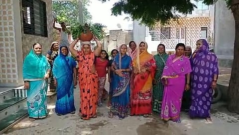 महिलांचे पारंपारिक अहिराणी गीते गात वरुण देवतेला आळवणी