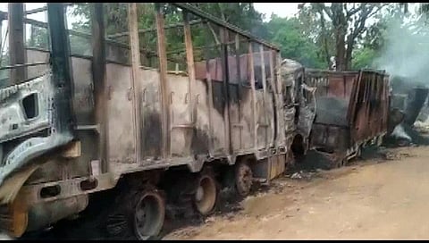 आसाममध्ये उग्रवाद्यांनी पाच ट्रक चालकांना जिवंत जाळले