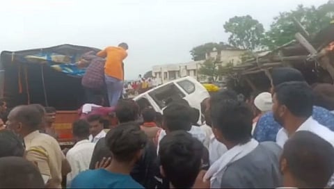 कंधारच्या आठवडी बाजारात भिषण अपघात; ब्रेक फेल झाल्याने टेम्पो थेट बाजारात