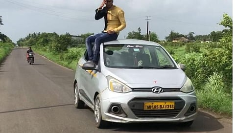 मलंगगड भागात वाहनांवर तरुणांचे जीवघेणे स्टंट सुरूच !