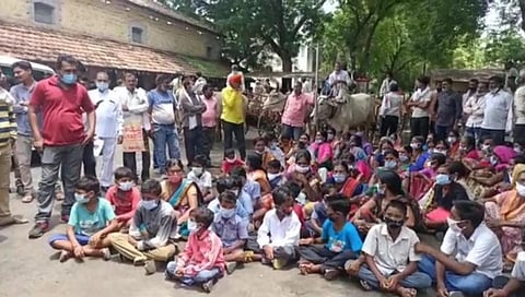 गावाचा रस्ता हिरवणाऱ्या प्रशासन आणि कंपन्यांविरोधात बैलगाडी मोर्चा