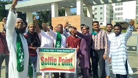 अकोल्यात MIM चे सेल्फी काढो आंदोलन..!