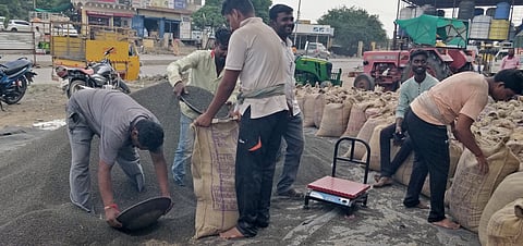 आडते बाजारात उडदाची आवक सुरू झाली आहे.