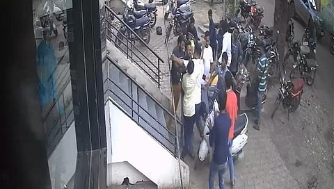 धुळ्यात गुंडा राज! डोक्यात फरशी घालून मारण्याचा प्रयत्न; घटना CCTV मध्ये कैद 