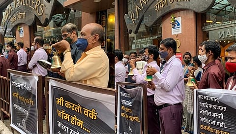 BREAKING Pune | व्यापाऱ्यांच्या घंटानाद आंदोलनाला सुरुवात, सरकार निर्बंध शिथील करणार?... (पहा व्हिडिओ)