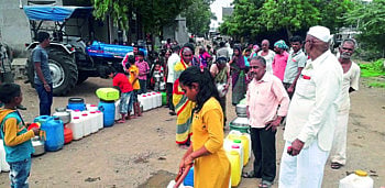 बळीराजा स्वखर्चाने भागवतोय ग्रामस्थांची तहान 