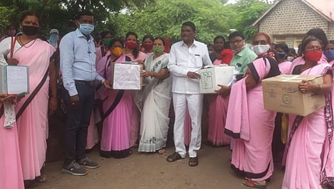 मोहोळमधील 300 अंगणवाडी सेविकांनी प्रशासनाला मोबाईल दिले परत