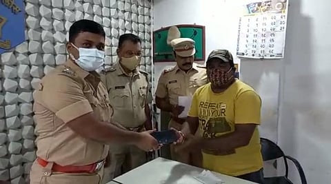 चोरीला गेलेले १० मोबाईल पोलिसांमुळे मिळाले परत!