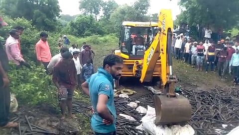 समृद्धी महामार्गावरील बारा कामगारांचा अंगावर लोखंडी रॉड्स पडून मृत्यू !