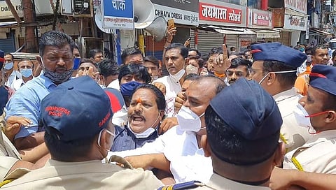 मुख्यमंत्र्यांच्या सांगली दौऱ्यादरम्यान सेना-भाजप कार्यकर्ते भिडले! (पहा विडिओ) 
