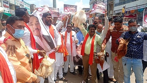 राणे यांच्या विरोधात शिवसेनेच्या वतीने शहरात 'कोंबडी फेक' आंदोलन...