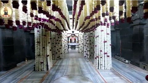 पुत्रदा एकादशी निमित्त विठ्ठल मंदिरात फुलांची आकर्षक सजावट