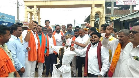 औंढा नागनाथ मध्ये शिवसैनिक आक्रमक, नारायण राणेंच्या प्रतीकात्मक पुतळ्याचे दहन 