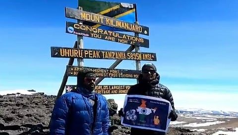 युरोप खंडातील सर्वोच्च किलीमांजारो शिखर पोलीस कर्मचारी संभाजी गुरव यांनी केला सर
