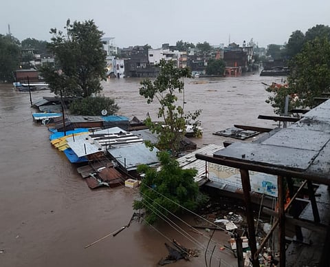चाळीसगाव परिसरात ढ़गफुटी; वाकडी शिवारातून दोनशे गुरे वाहिली