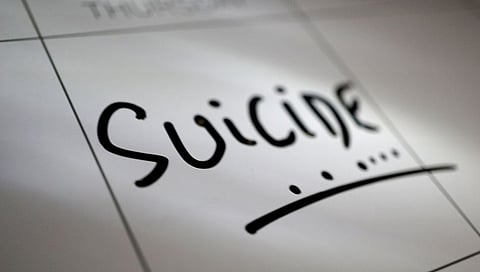 धक्कादायक! बस चालकाने बसमध्येच केली आत्महत्या... (व्हिडिओ)