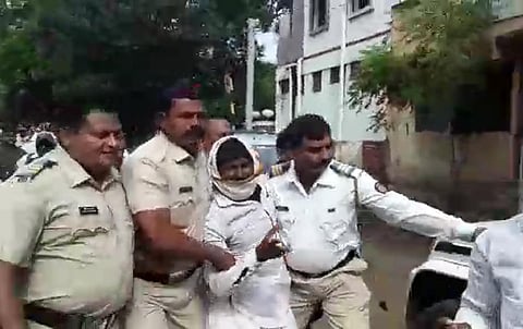 ध्वजारोहण कार्यक्रमात धुळे येथे शेतकऱ्यांचा आत्मदहनाचा प्रयत्न