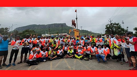 स्वातंत्र्यदिनी शिवनेरीवर तरुणांची सायकल स्वारी 