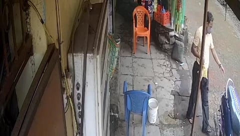 किराणा दुकानातुन तेलाची चोरी; घटना सीसीटीव्ही मध्ये कैद
