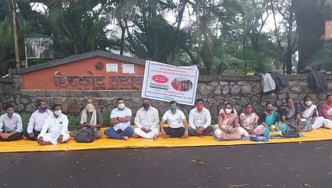स्वातंत्र्यदिनी सरपंच उपसरपंच बसले उपोषणाला...