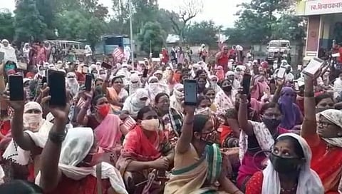 अंगणवाडी सेविकांची शासनाकडून फसवणूक; दिले खराब मोबाईल!