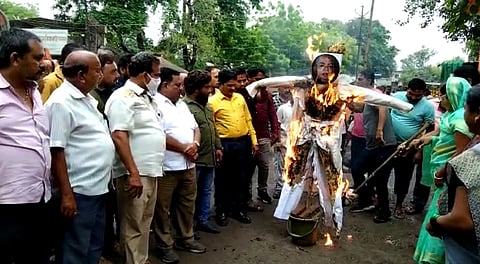 जळगावत शायर मुनव्वर राणा यांचा पुतळा दहन