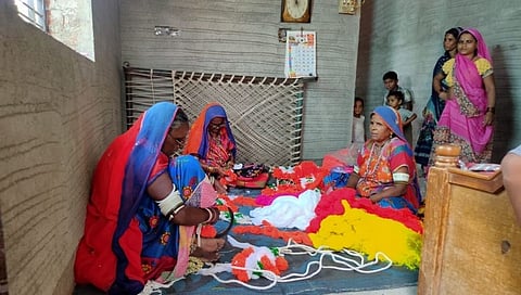 बैलपोळा साहित्य तयार करणाऱ्यांवर आली  मोलमजुरी करण्याची वेळ