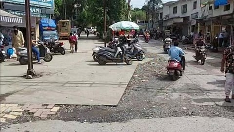 उल्हासनगर महापालिकेचा रस्ता आहे की वाहनतळ?