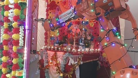 चक्क रोबोट करतोय घरगुती गणपती आरती 