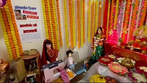 साताऱ्यात गौरी-गणपतीची अनोखी सजावट;  'आत्मनिर्भर स्त्री'चा साकारला देखावा 