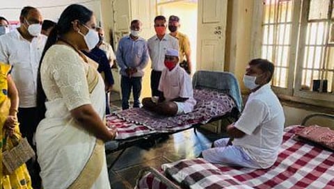भिक्षेकऱ्याच्या पाठीवर महिला आणि बालविकास मंत्री यशोमती ठाकुर यांचा मायेचा हात
