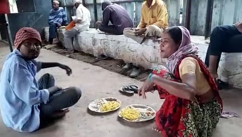कोरोनाच्या काळात सुरू झालेली जनसेवा थाळी अजूनही सुरूच...