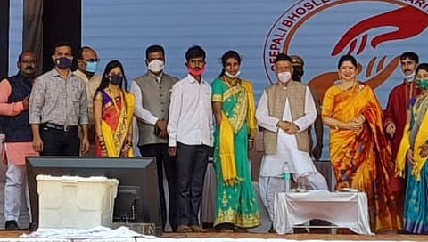 नेत्यांच्या आधी अभिनेते मदतीसाठी आले; राज्यपालांचा नेत्यांना टोला
